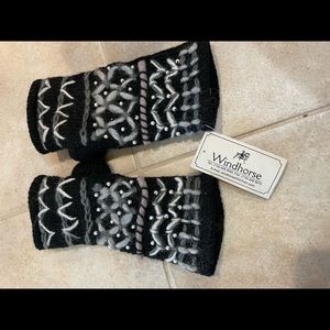 Windhorse NWT fingerless mittens.
